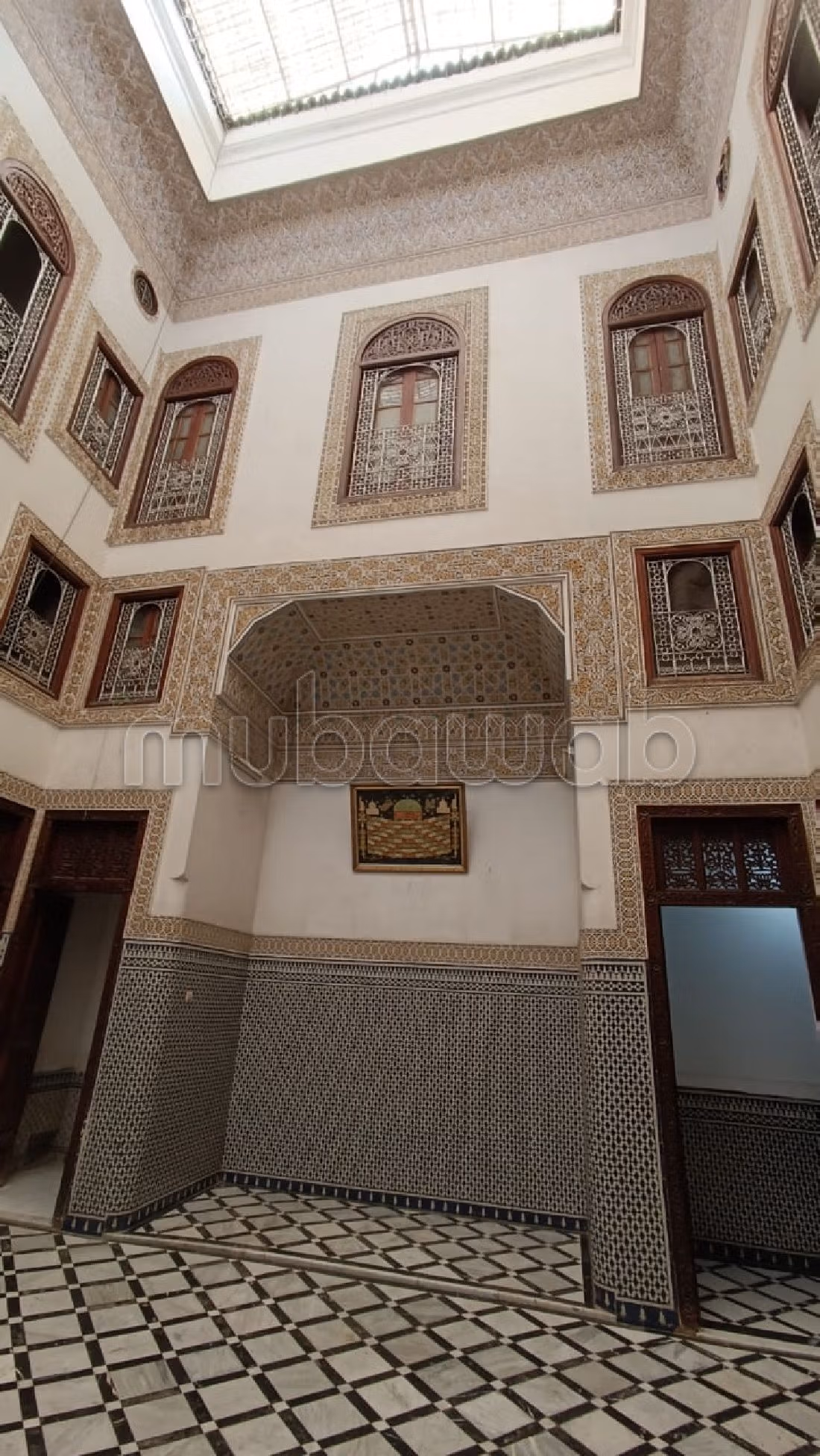 اشتري رياض رائع ب المخفية. 6 غرف. صالون بديكورات مغربية. 