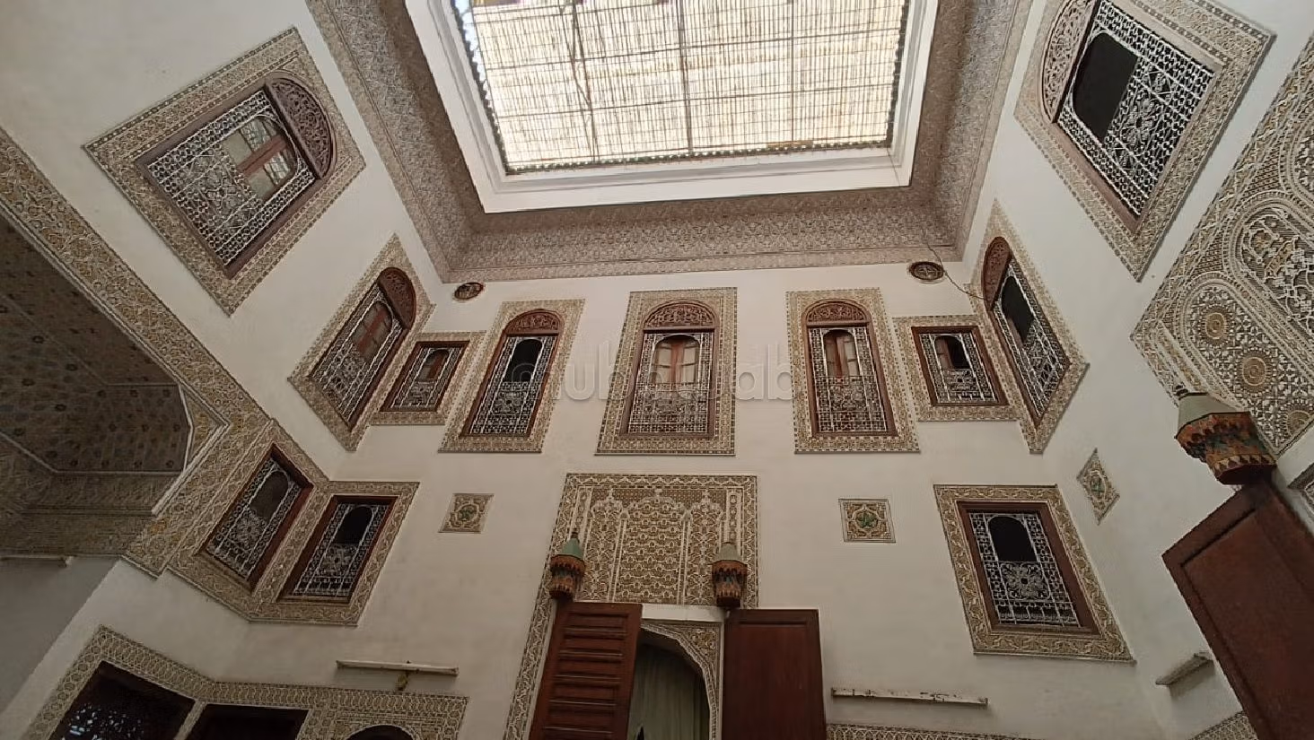 اشتري رياض رائع ب المخفية. 6 غرف. صالون بديكورات مغربية. 