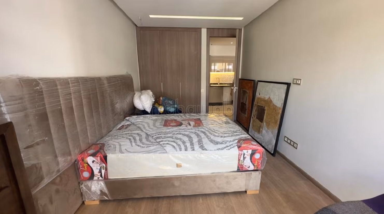 Affitto di uno splendido appartamento a Oasis. 1 bella camera da letto. Porta blindata e impianto con antenna parabolica. 