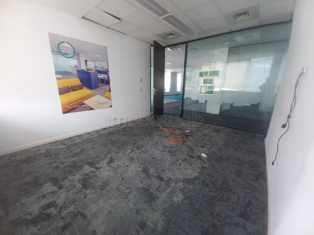 Ufficio disponibile in affitto a Ain Diab. Superficie 773 m². Impianto di aria condizionata e servizio di conciergerie