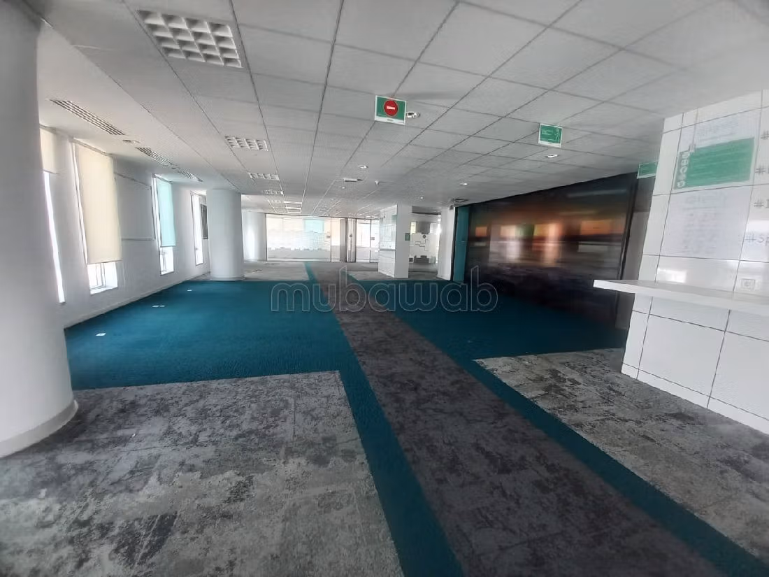 Ufficio disponibile in affitto a Ain Diab. Superficie 773 m². Impianto di aria condizionata e servizio di conciergerie