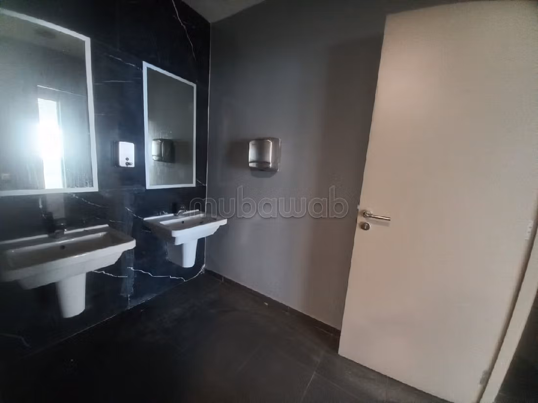 Ufficio disponibile in affitto a Ain Diab. Superficie 773 m². Impianto di aria condizionata e servizio di conciergerie