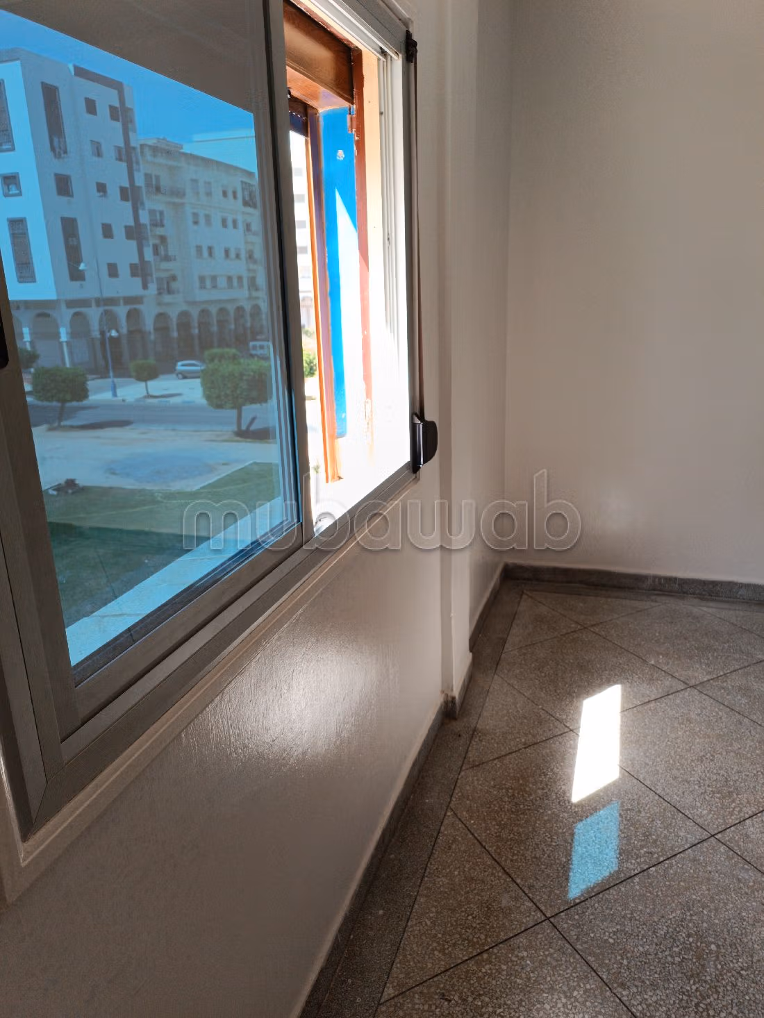 بيع شقة بالعرائش. 2 غرف جميلة. طبق الأقمار الصناعية. 