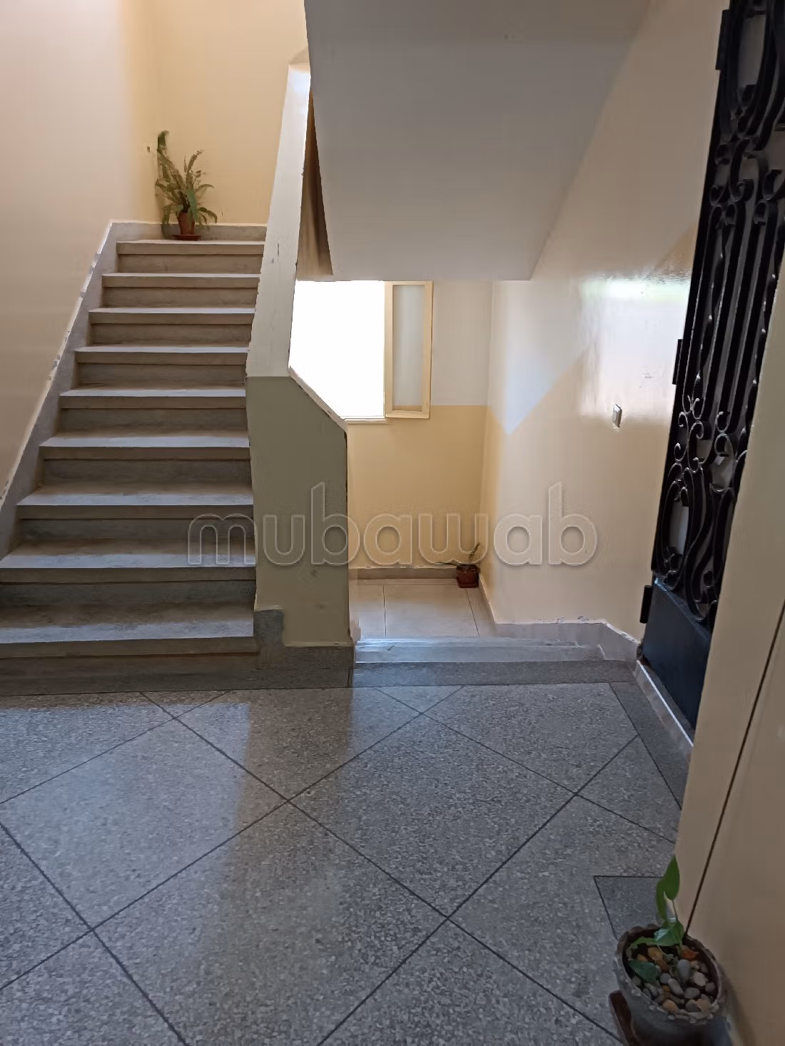 بيع شقة بالعرائش. 2 غرف جميلة. طبق الأقمار الصناعية. 