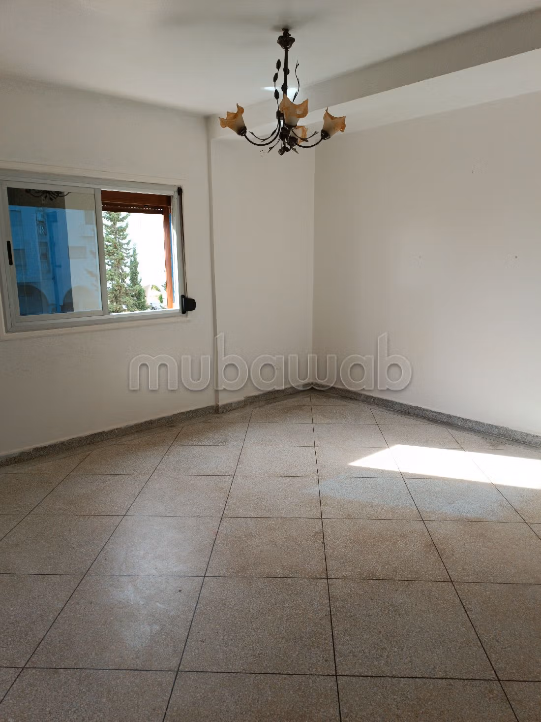 بيع شقة بالعرائش. 2 غرف جميلة. طبق الأقمار الصناعية. 