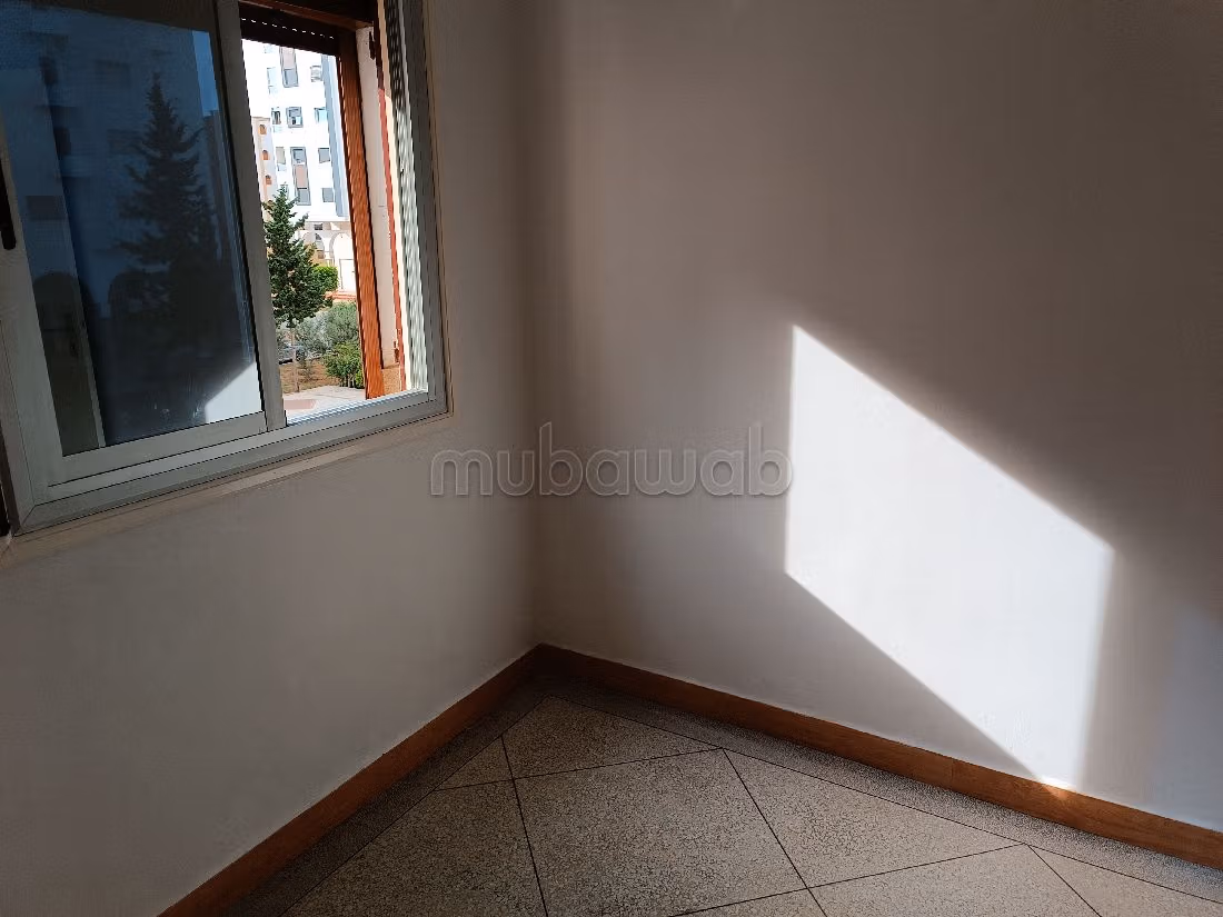 بيع شقة بالعرائش. 2 غرف جميلة. طبق الأقمار الصناعية. 