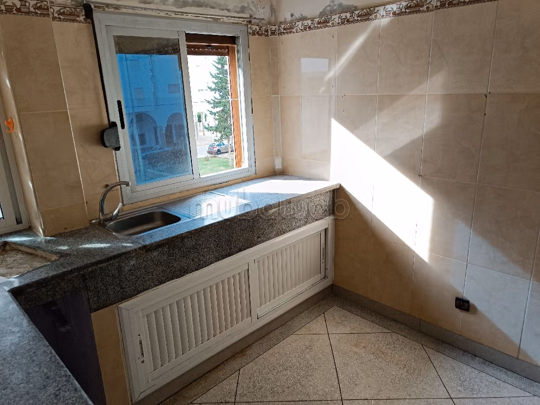 بيع شقة بالعرائش. 2 غرف جميلة. طبق الأقمار الصناعية. 