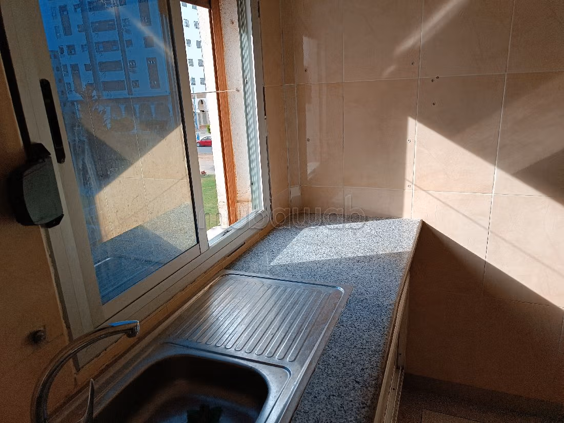 بيع شقة بالعرائش. 2 غرف جميلة. طبق الأقمار الصناعية. 