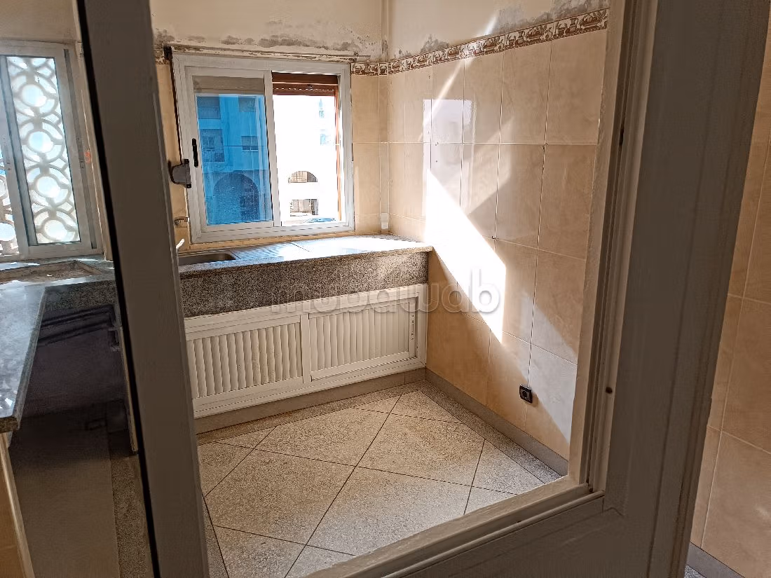 بيع شقة بالعرائش. 2 غرف جميلة. طبق الأقمار الصناعية. 