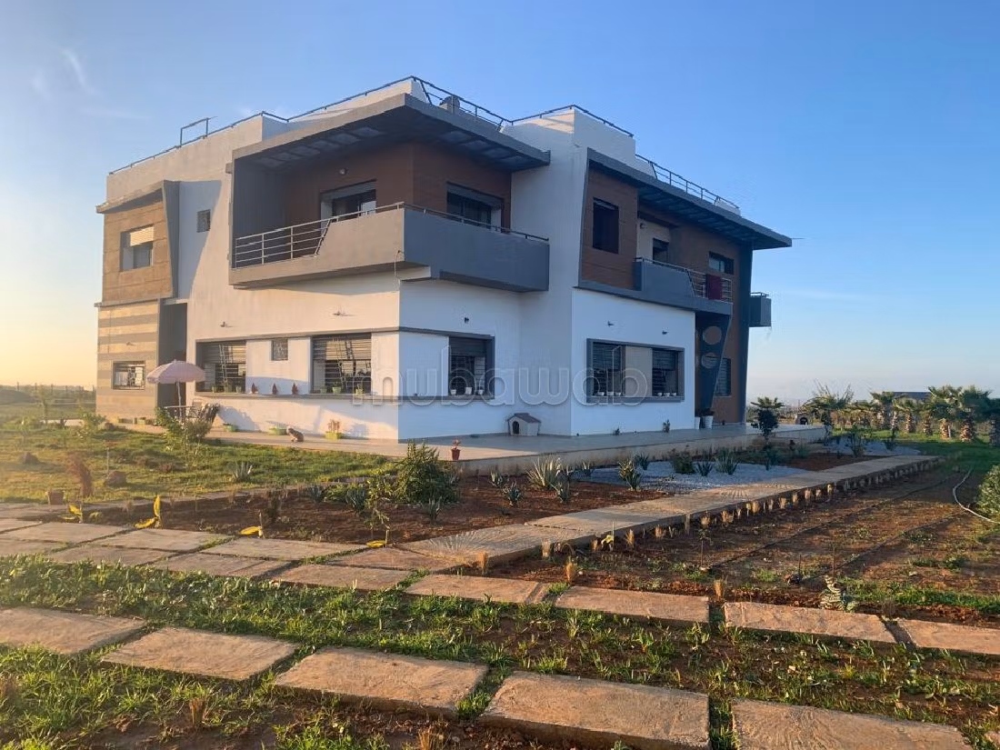 فيلا فاخرة للبيع ب الكوثر. 7 قطع مريحة. شرفة جميلة وحديقة