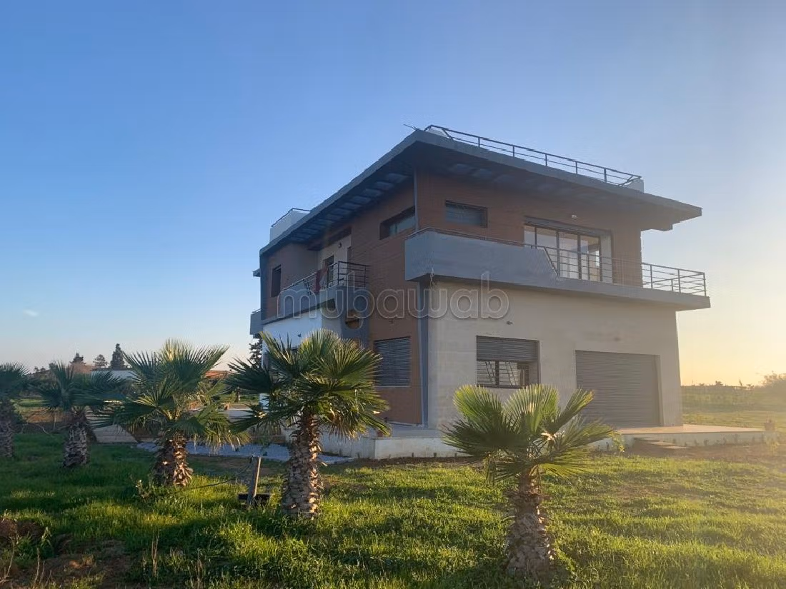 فيلا فاخرة للبيع ب الكوثر. 7 قطع مريحة. شرفة جميلة وحديقة