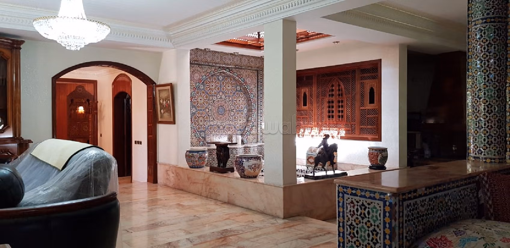 فيلا جميلة للبيع بالأميرات. المساحة الكلية 1062 م². شرفة جميلة وحديقة.