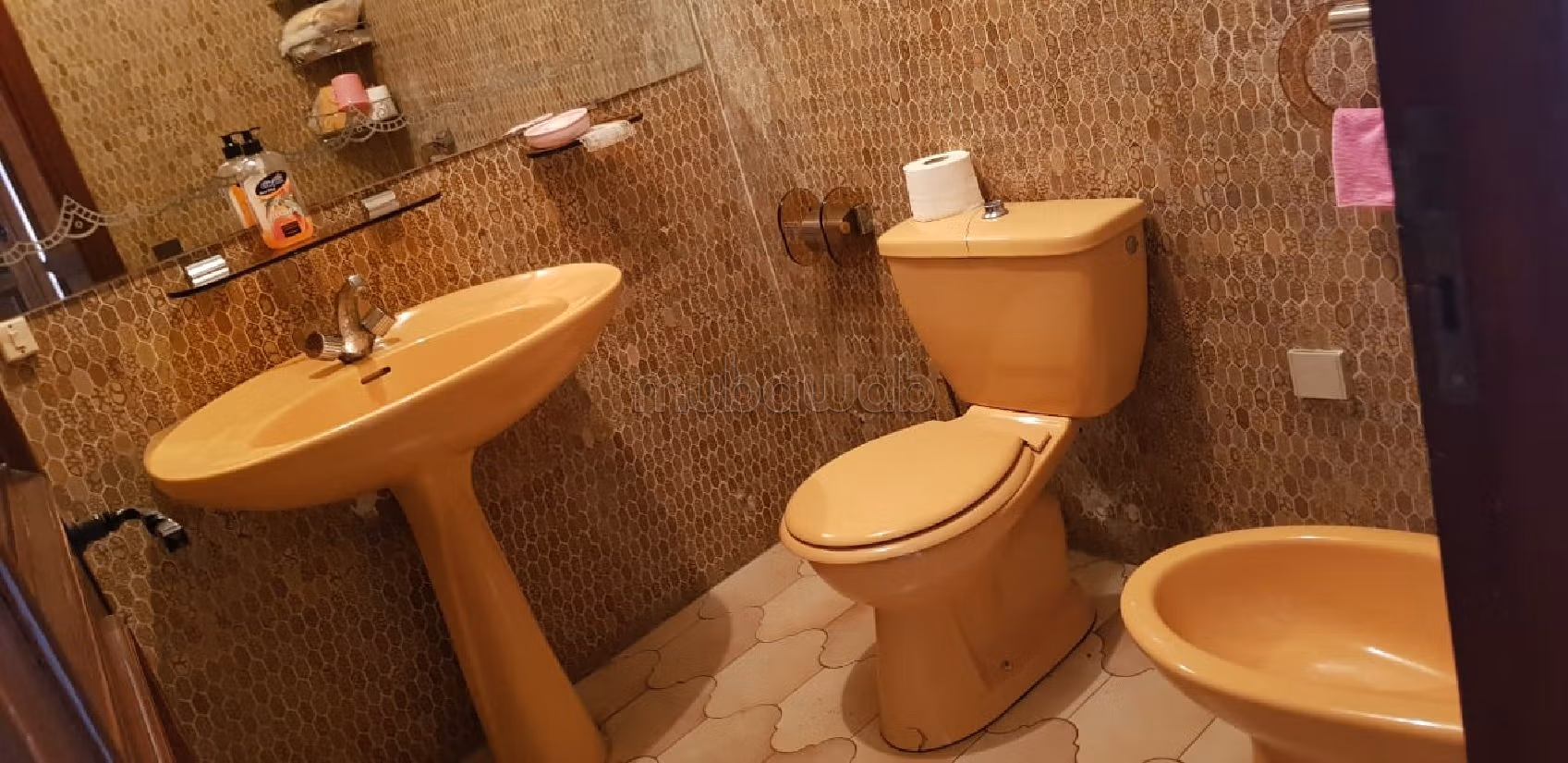 فيلا جميلة للبيع بالأميرات. المساحة الكلية 1062 م². شرفة جميلة وحديقة.