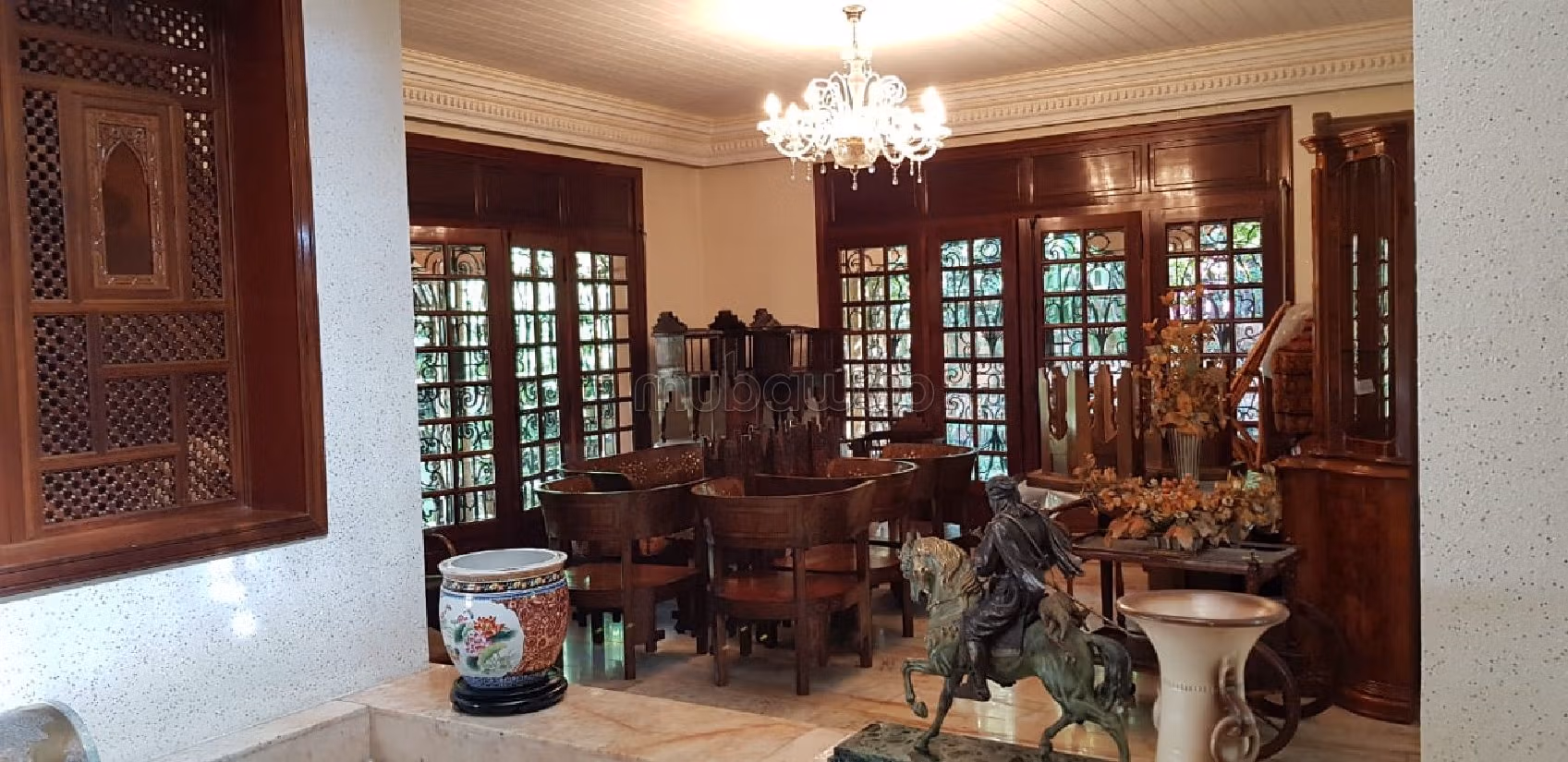 فيلا جميلة للبيع بالأميرات. المساحة الكلية 1062 م². شرفة جميلة وحديقة.