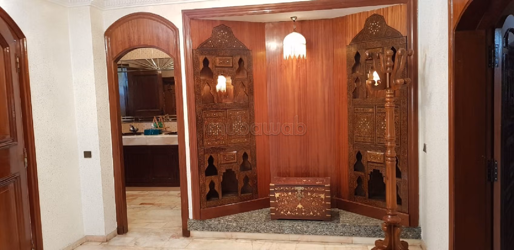 فيلا جميلة للبيع بالأميرات. المساحة الكلية 1062 م². شرفة جميلة وحديقة.