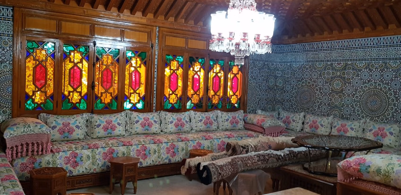 فيلا جميلة للبيع بالأميرات. المساحة الكلية 1062 م². شرفة جميلة وحديقة.