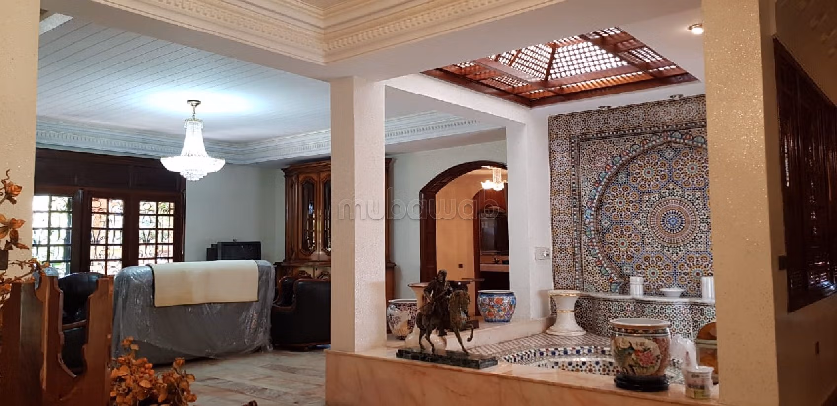 فيلا جميلة للبيع بالأميرات. المساحة الكلية 1062 م². شرفة جميلة وحديقة.