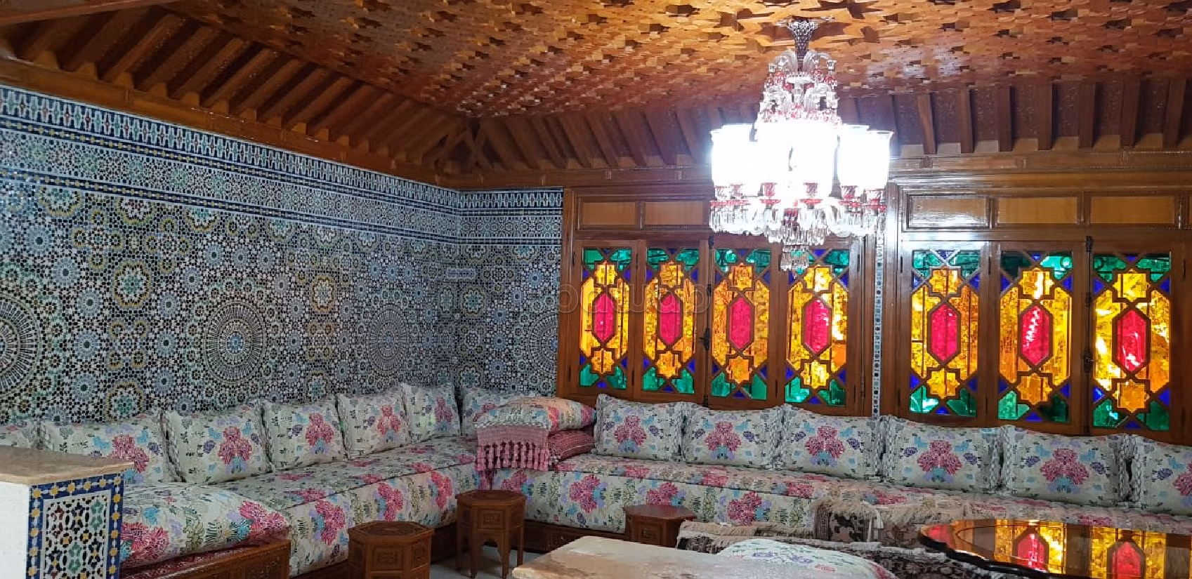 فيلا جميلة للبيع بالأميرات. المساحة الكلية 1062 م². شرفة جميلة وحديقة.