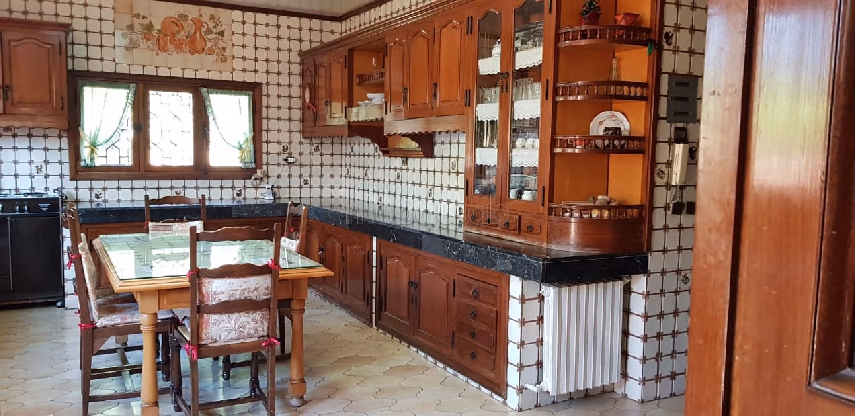 فيلا جميلة للبيع بالأميرات. المساحة الكلية 1062 م². شرفة جميلة وحديقة.