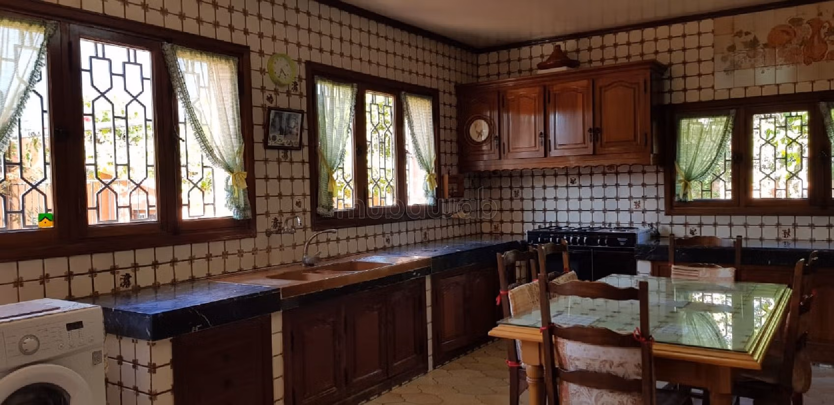 فيلا جميلة للبيع بالأميرات. المساحة الكلية 1062 م². شرفة جميلة وحديقة.