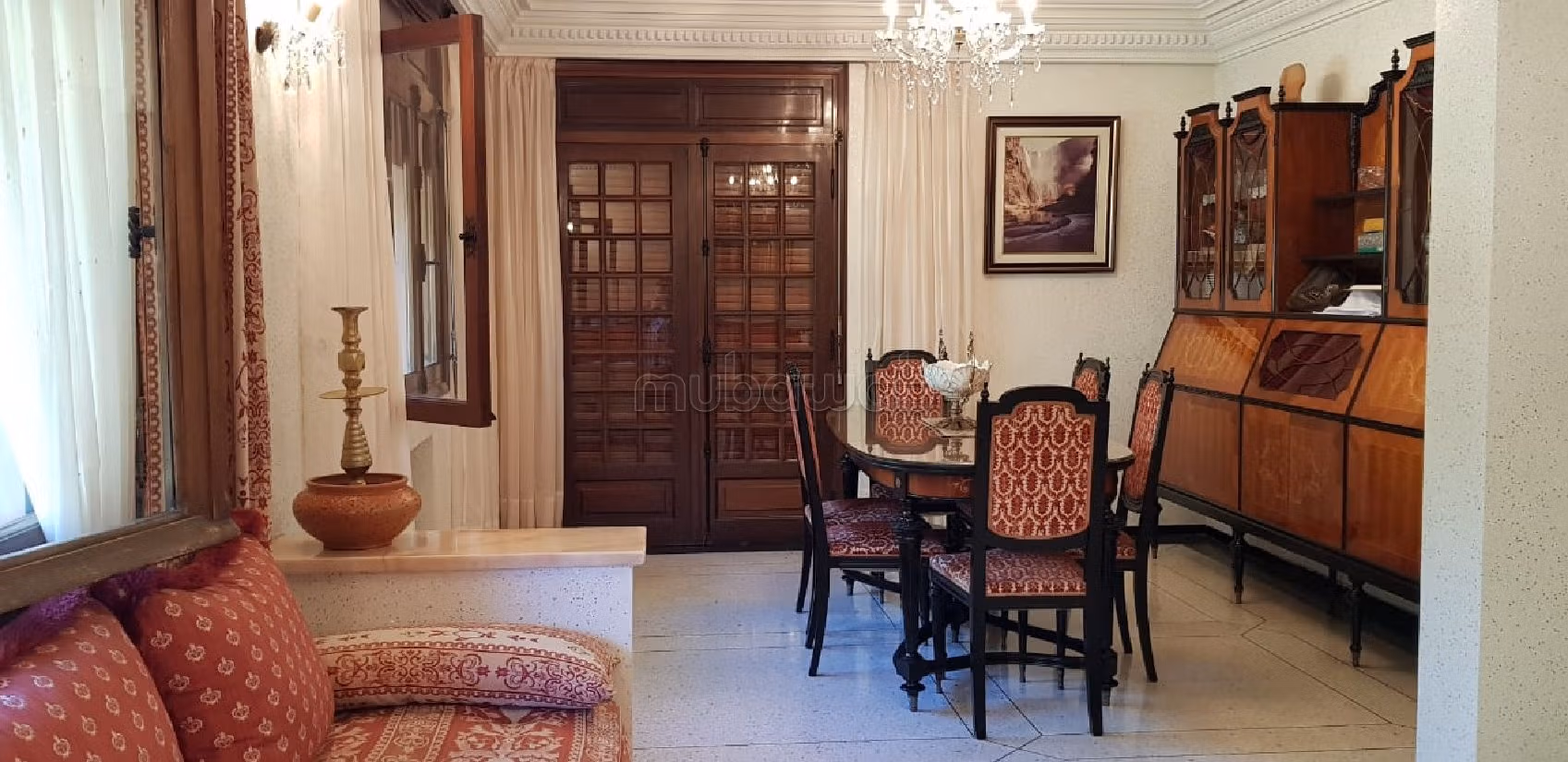 فيلا جميلة للبيع بالأميرات. المساحة الكلية 1062 م². شرفة جميلة وحديقة.