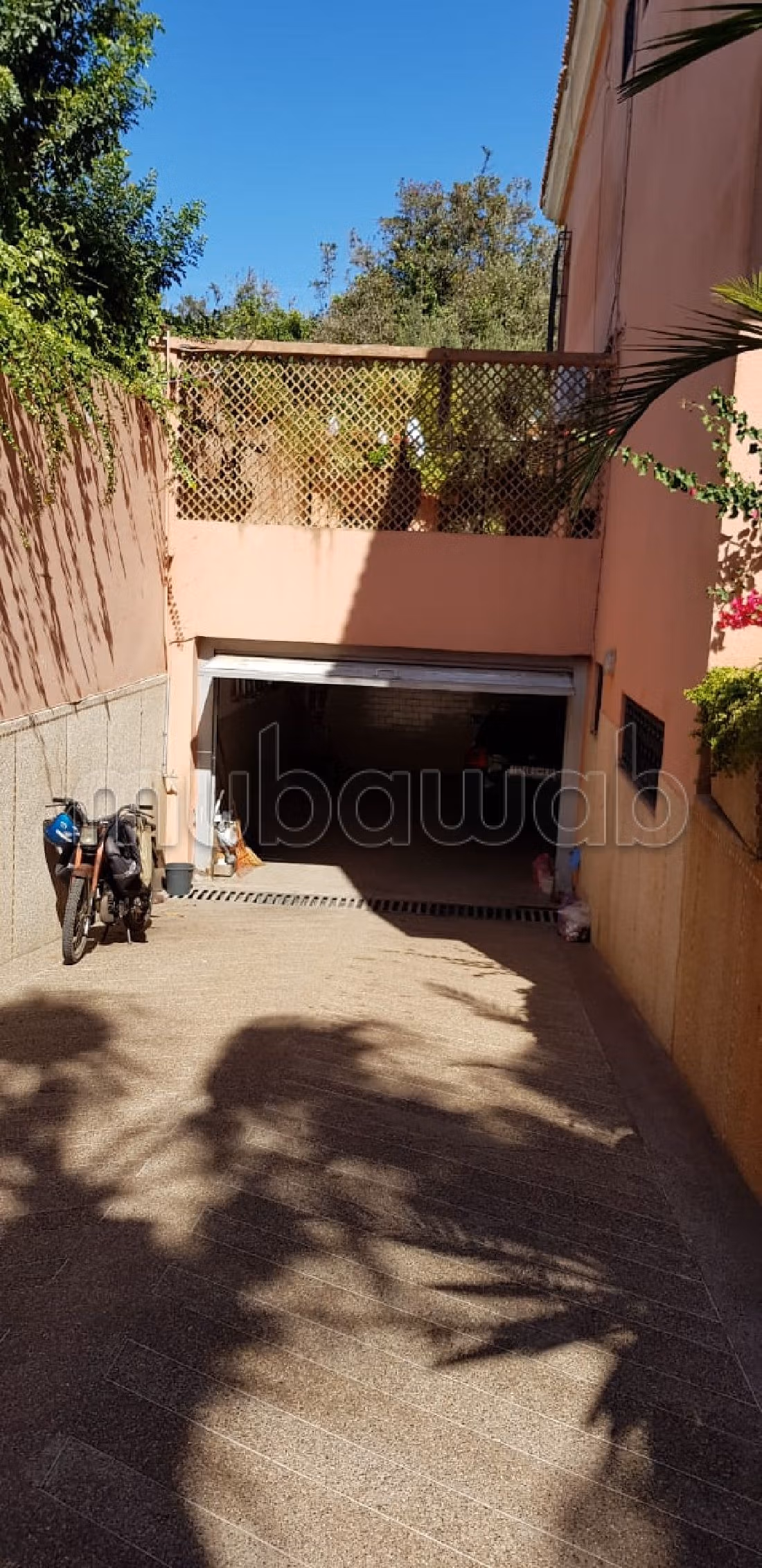 فيلا جميلة للبيع بالأميرات. المساحة الكلية 1062 م². شرفة جميلة وحديقة.