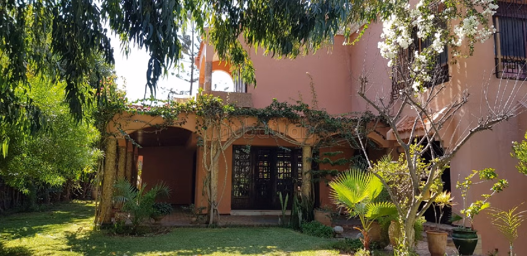 فيلا جميلة للبيع بالأميرات. المساحة الكلية 1062 م². شرفة جميلة وحديقة.