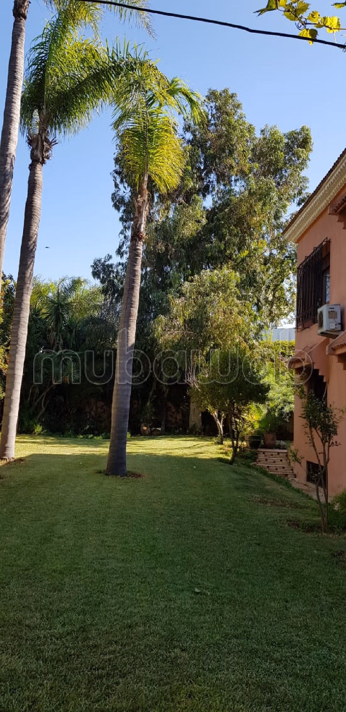 فيلا جميلة للبيع بالأميرات. المساحة الكلية 1062 م². شرفة جميلة وحديقة.