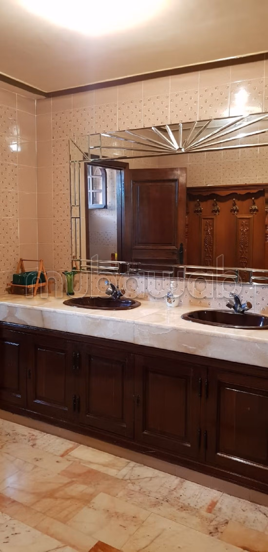 فيلا جميلة للبيع بالأميرات. المساحة الكلية 1062 م². شرفة جميلة وحديقة.