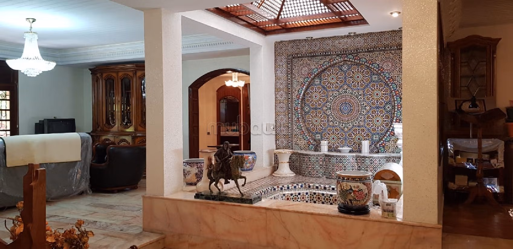 فيلا جميلة للبيع بالأميرات. المساحة الكلية 1062 م². شرفة جميلة وحديقة.