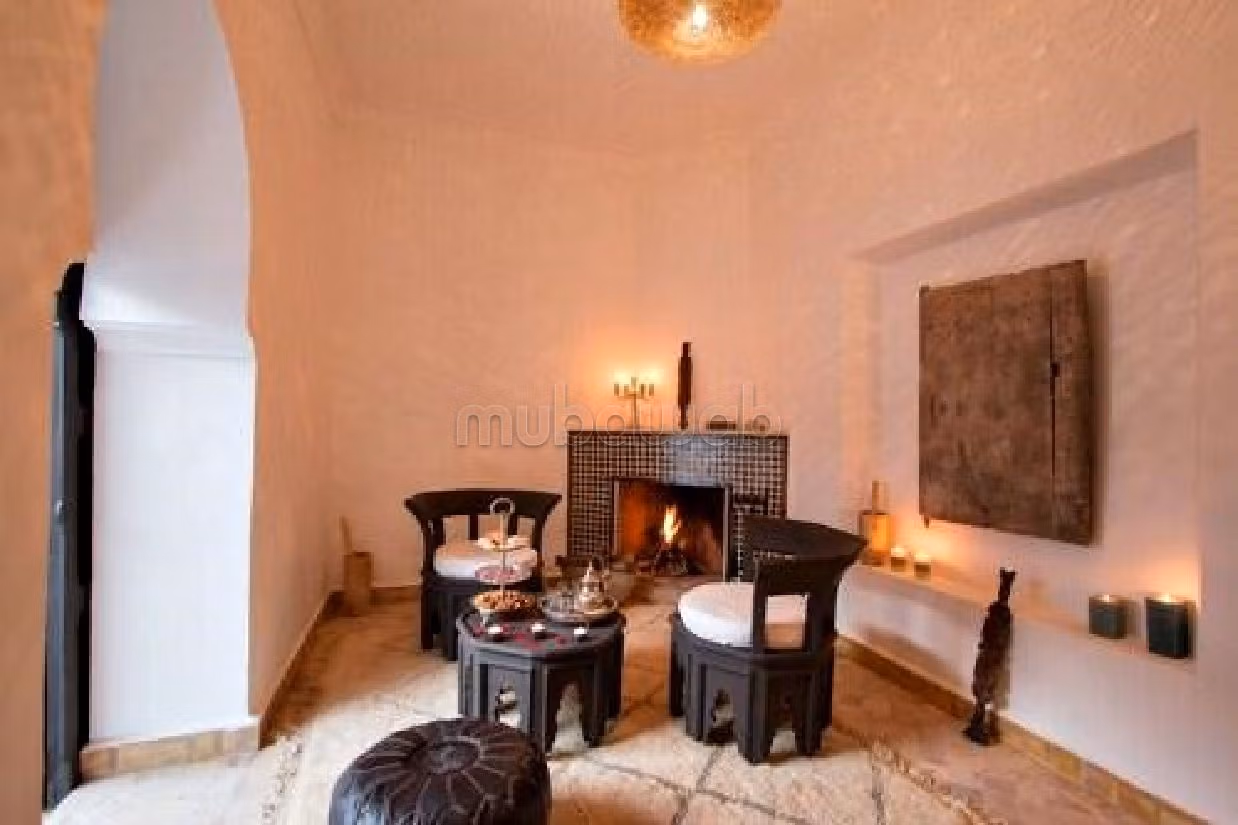 Riad in vendita a Sidi Ben Slimane El Jazouli. 13 locali. Piscina e aria condizionata. 