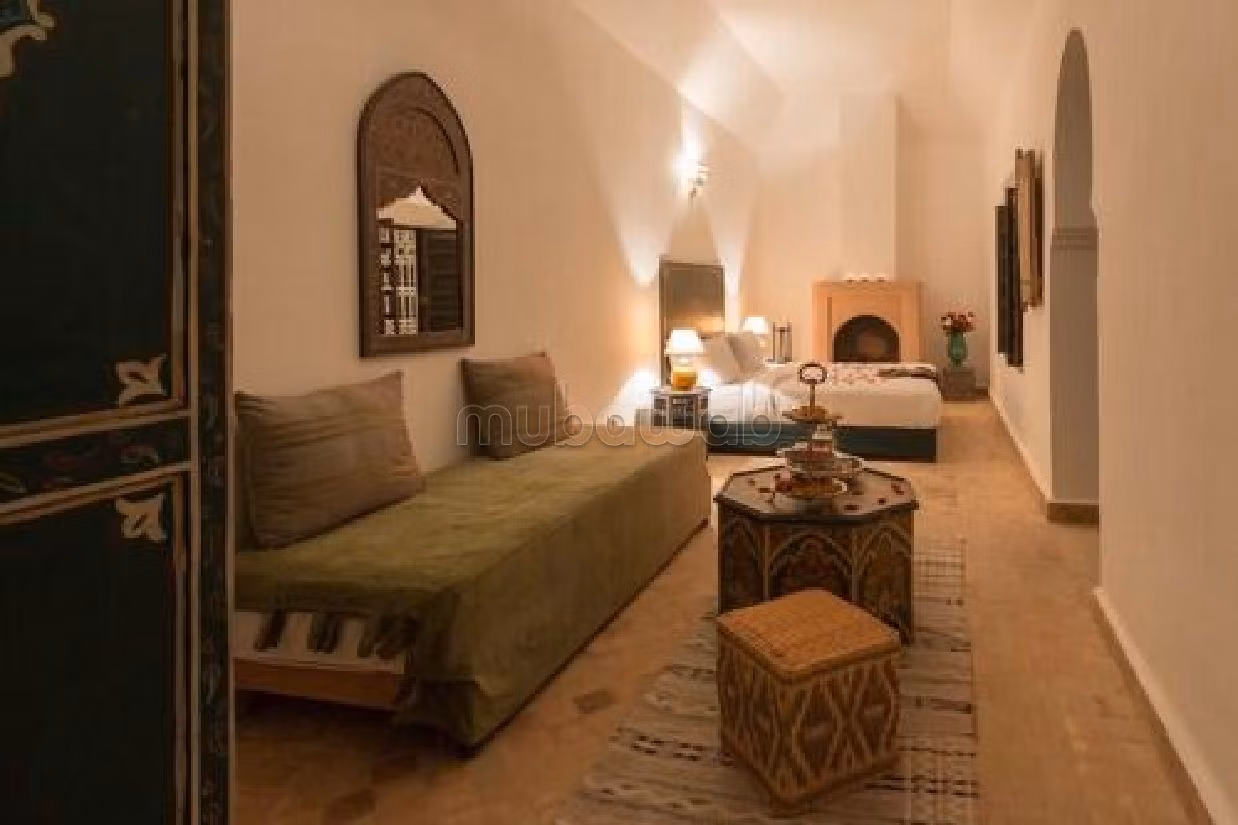 Riad in vendita a Sidi Ben Slimane El Jazouli. 13 locali. Piscina e aria condizionata. 