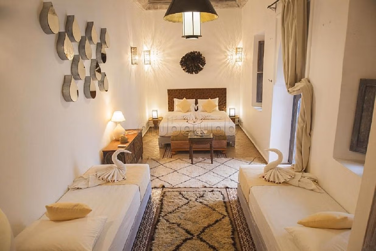 Riad in vendita a Sidi Ben Slimane El Jazouli. 13 locali. Piscina e aria condizionata. 