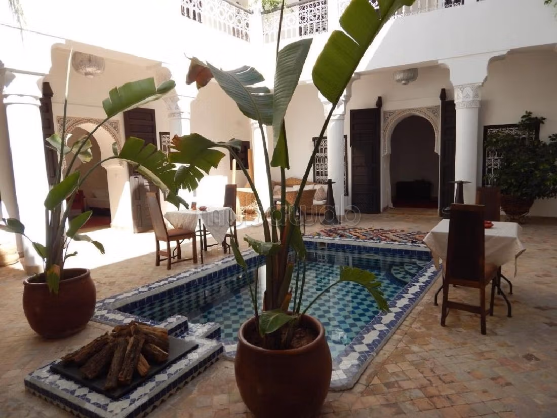 Riad in vendita a Sidi Ben Slimane El Jazouli. 13 locali. Piscina e aria condizionata. 