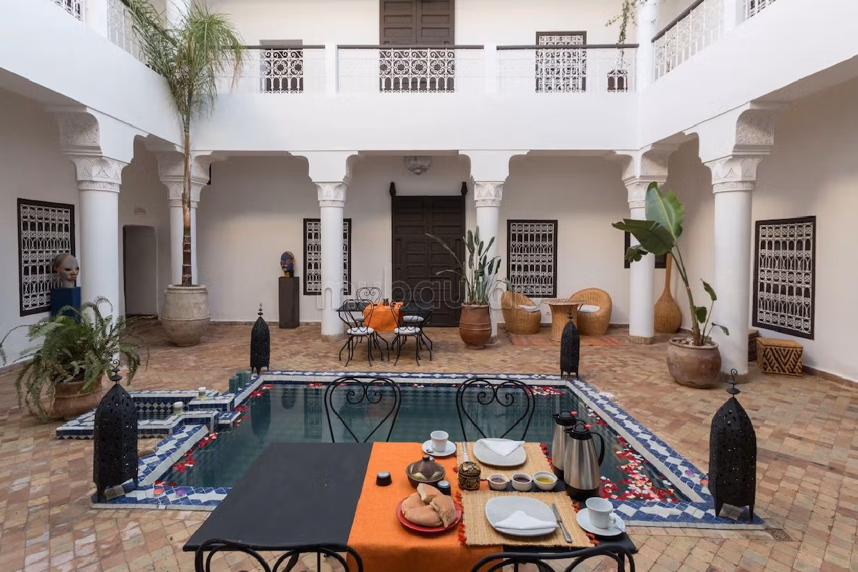 Riad in vendita a Sidi Ben Slimane El Jazouli. 13 locali. Piscina e aria condizionata. 