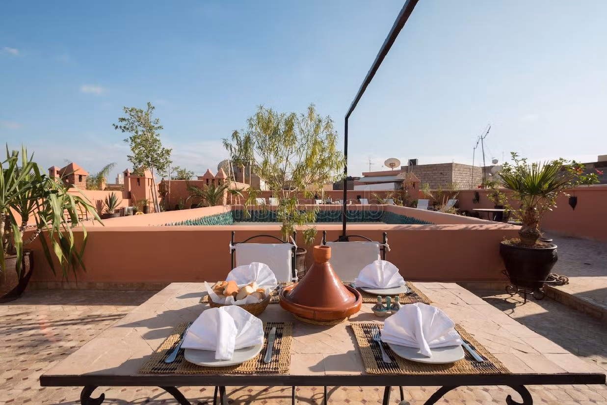 Riad in vendita a Sidi Ben Slimane El Jazouli. 13 locali. Piscina e aria condizionata. 