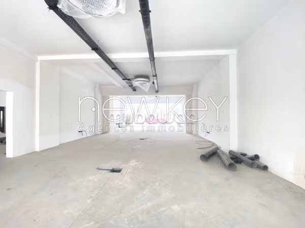 Ufficio da affittare a Les Berges Du Lac 2. Superficie totale 220 m². Protezione 24 ore su 24. 