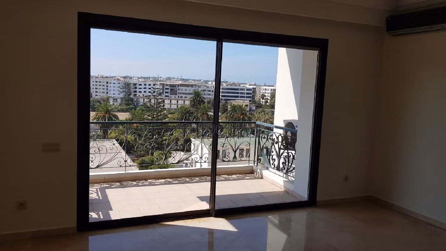 Très joli appartement vide en location