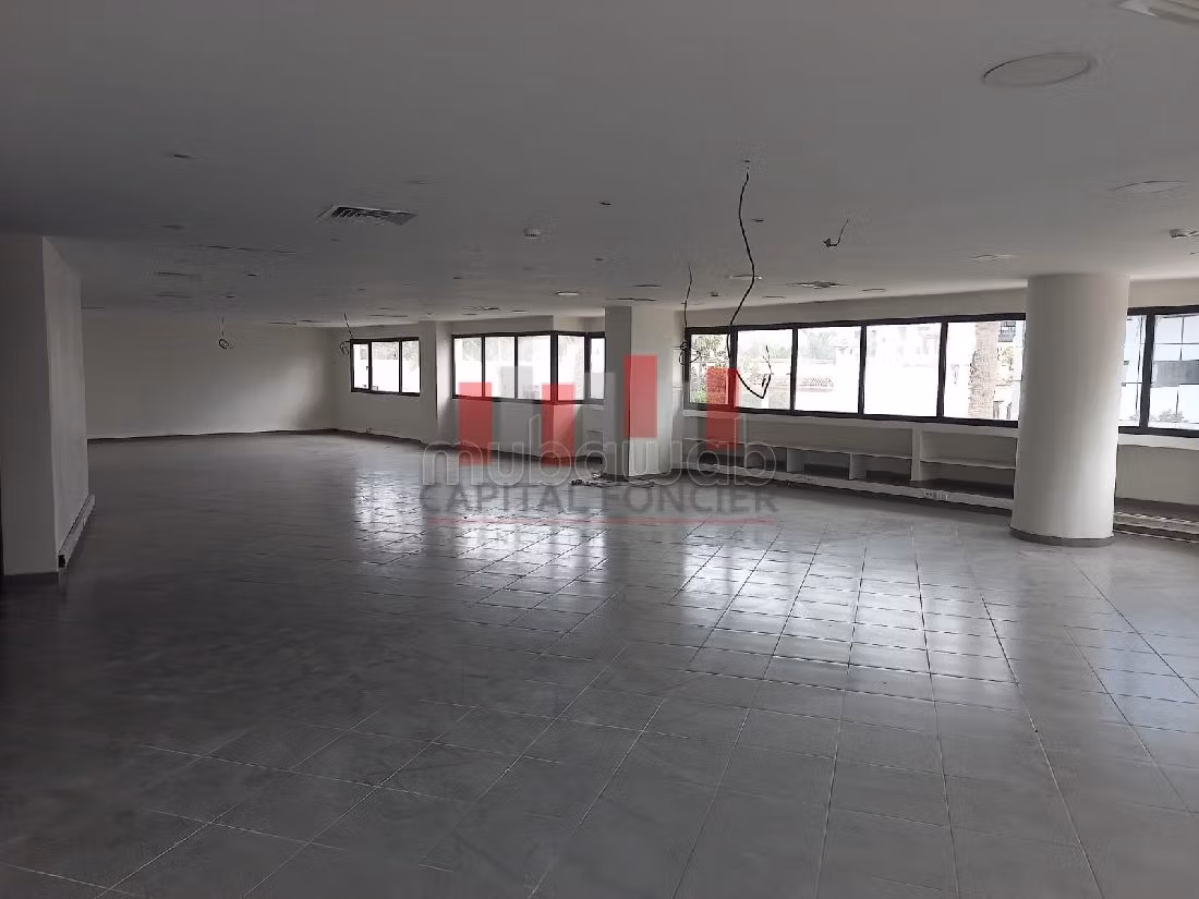 Offices for rent in Maârif. Private garage