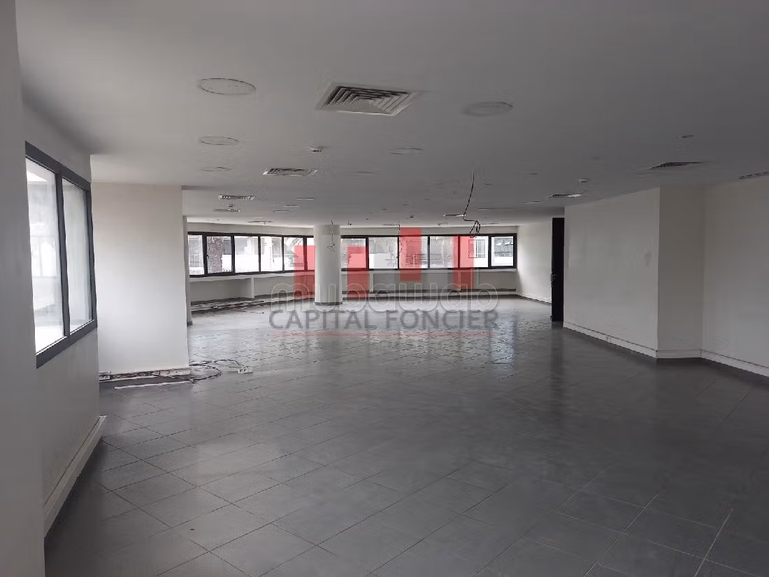 Offices for rent in Maârif. Private garage