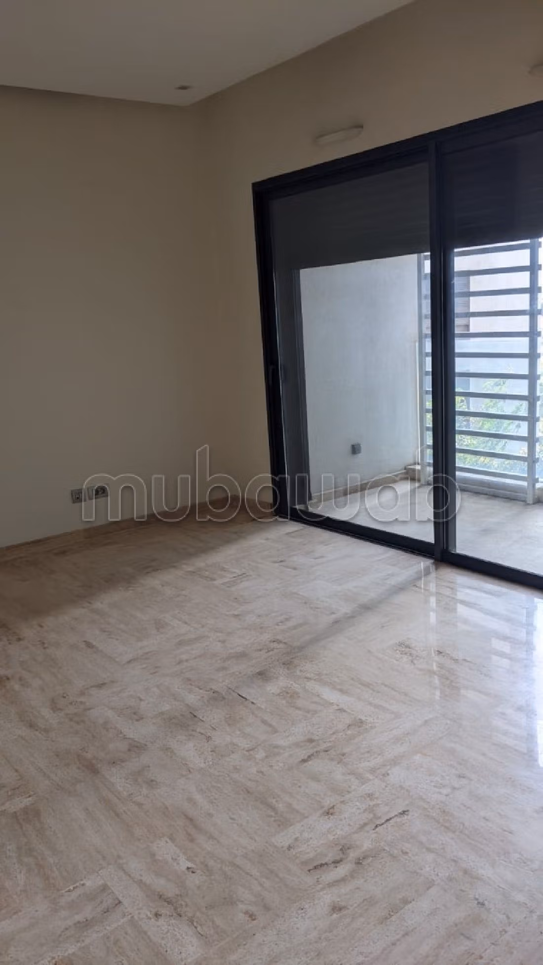 Joli appartement vide à casa finance city