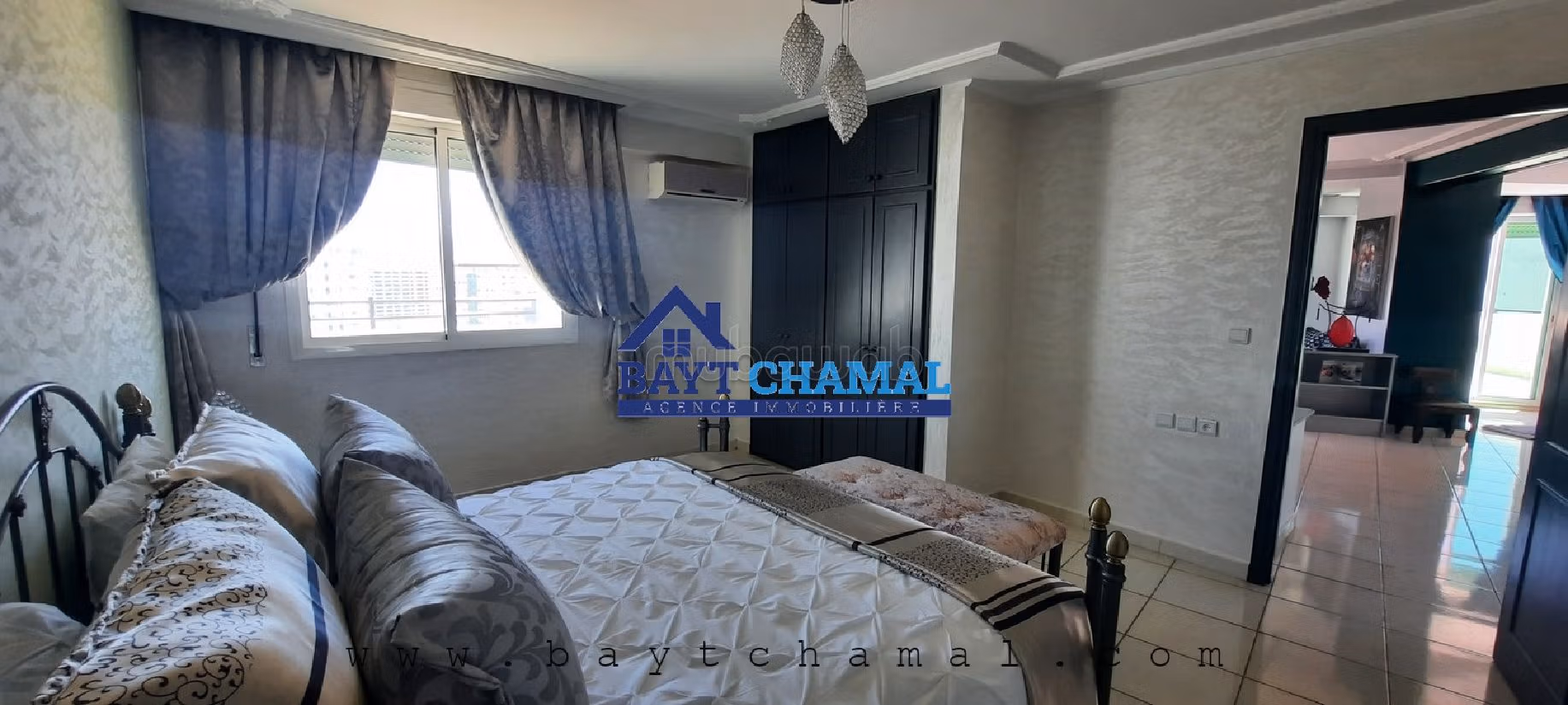 شقة للشراء بحـي الشاطئ. 2 غرف. شرفة ومصعد.