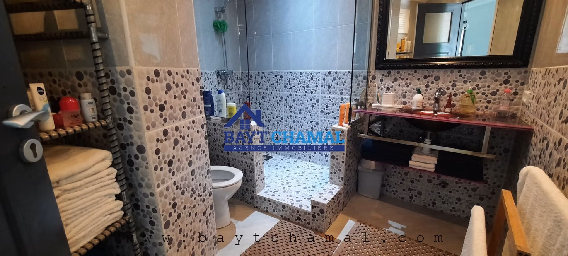 شقة للشراء بحـي الشاطئ. 2 غرف. شرفة ومصعد.