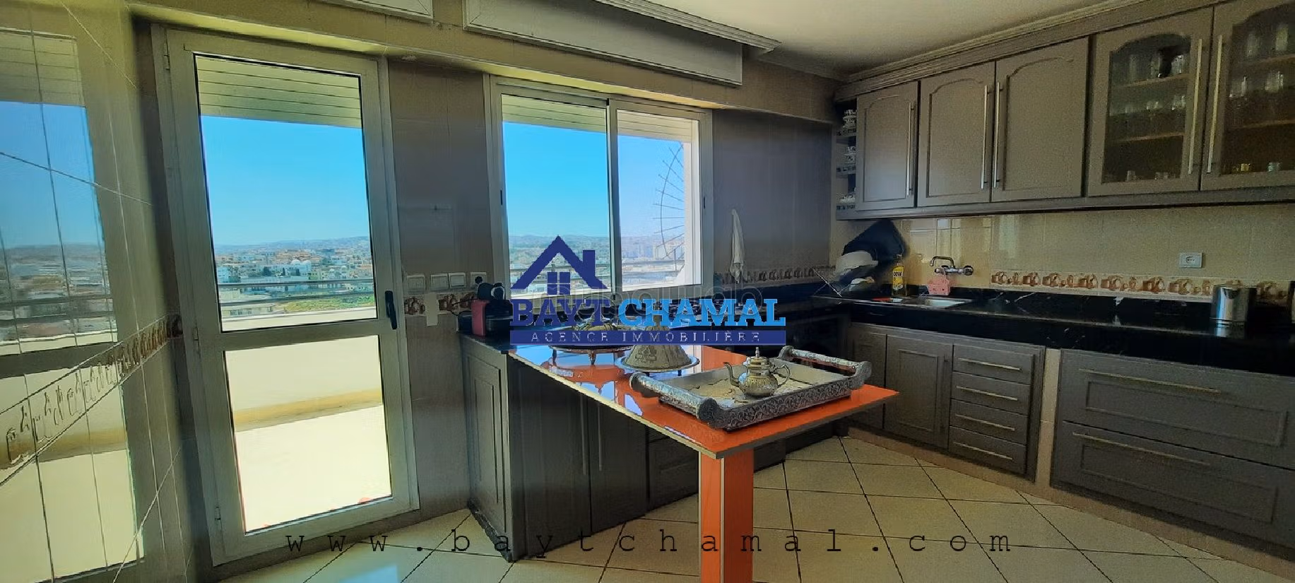 شقة للشراء بحـي الشاطئ. 2 غرف. شرفة ومصعد.