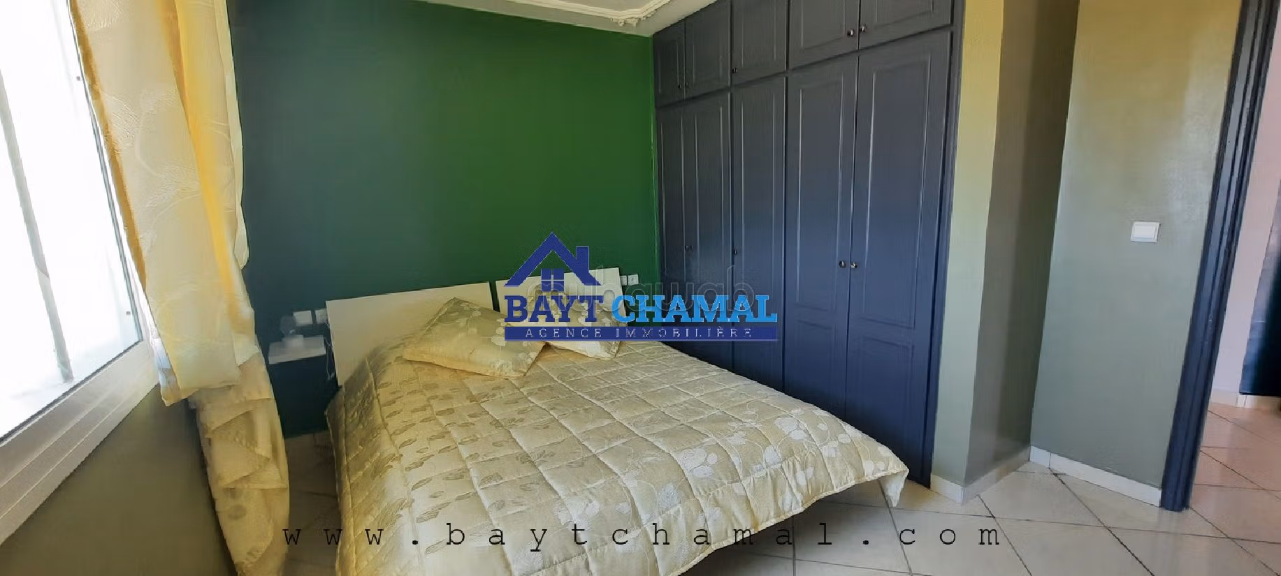 شقة للشراء بحـي الشاطئ. 2 غرف. شرفة ومصعد.