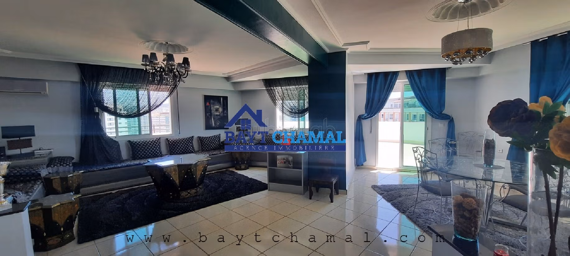 شقة للشراء بحـي الشاطئ. 2 غرف. شرفة ومصعد.