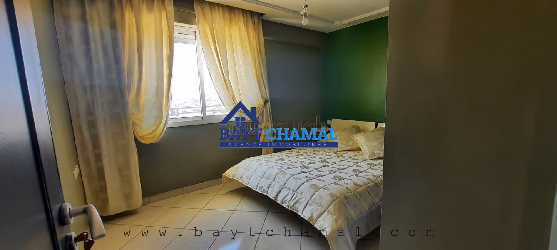 شقة للشراء بحـي الشاطئ. 2 غرف. شرفة ومصعد.