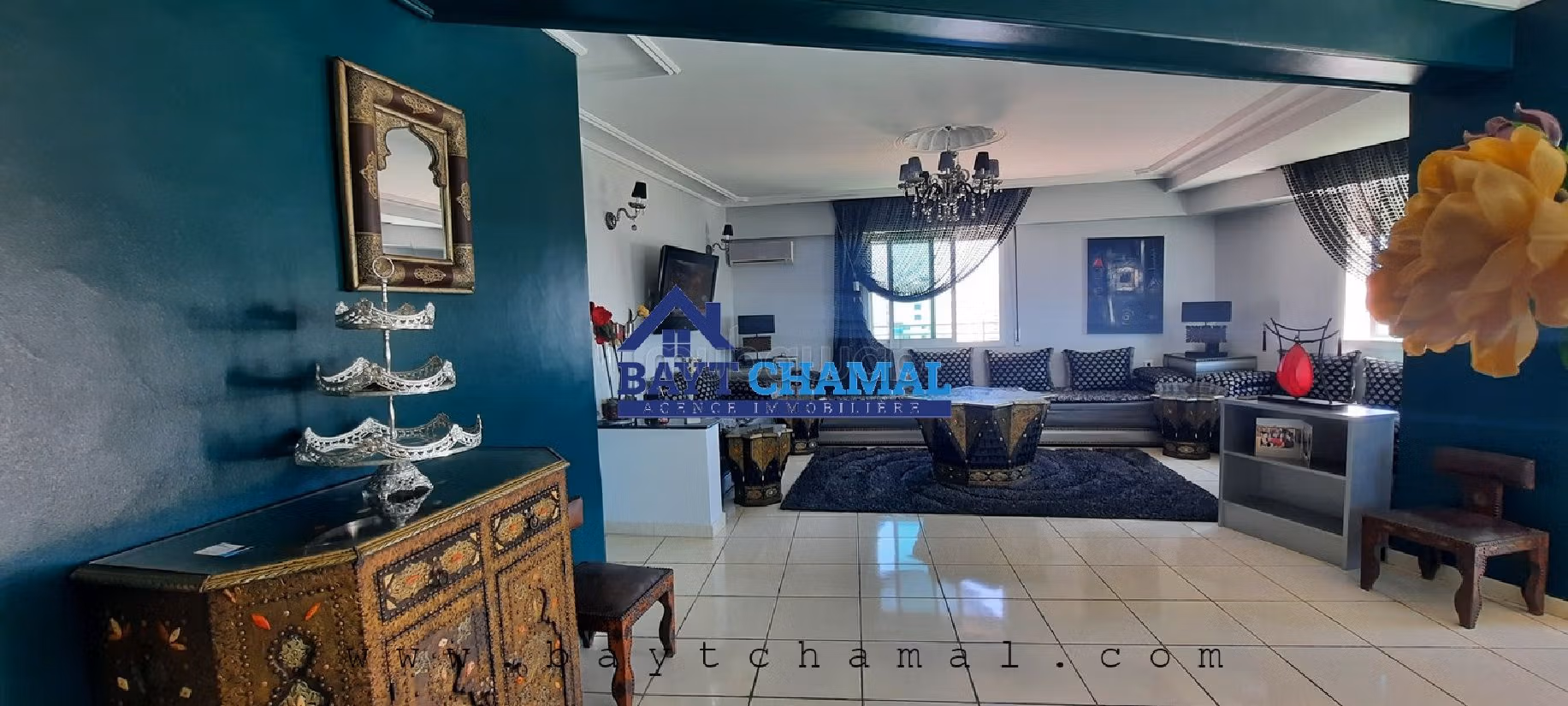 شقة للشراء بحـي الشاطئ. 2 غرف. شرفة ومصعد.