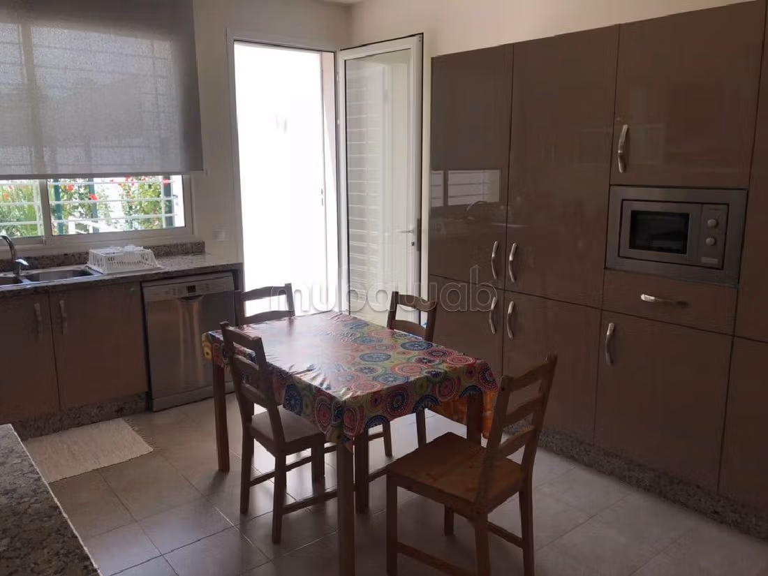 فيلا فخمة للايجار بالسويسي. 4 غرف جميلة. حمام سباحة و نظام تكييف للهواء. 