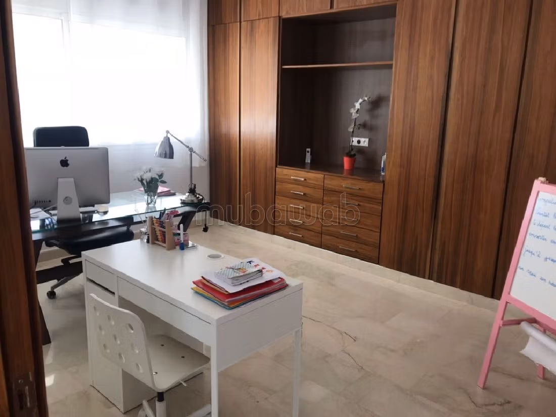 فيلا فخمة للايجار بالسويسي. 4 غرف جميلة. حمام سباحة و نظام تكييف للهواء. 